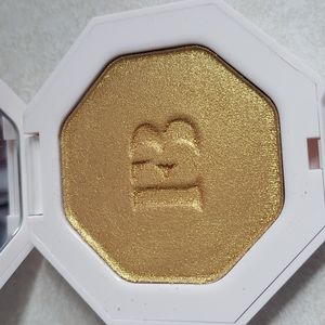 Fenty Beauty Trophy Wife highlighter